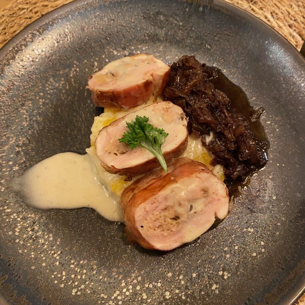 Gevulde fazantenfilet op een bedje van pompoenrisotto, truffelroom en compote van rode ui