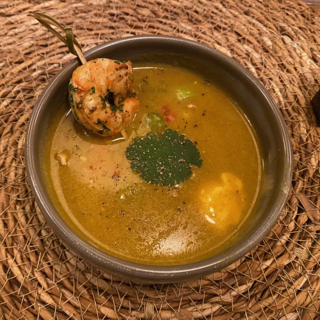 Pittige kokos-kerriesoep met scampi