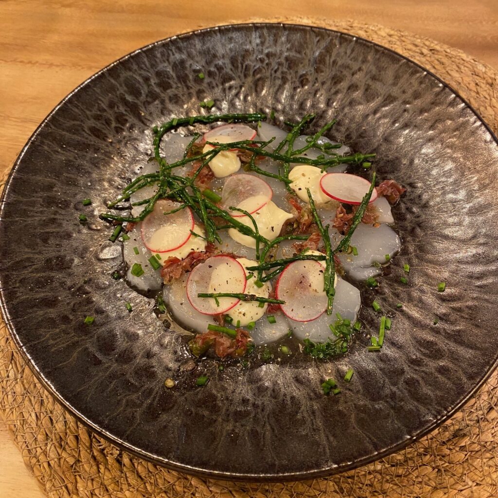 Carpaccio van Coquilles met Ibericoham-Vinaigrette en Limoen-Aioli