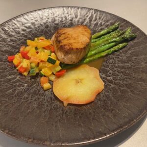 Kalfsbiefstuk, gekaramelliseerde appels, calvadossaus, ratatouille en groene asperges