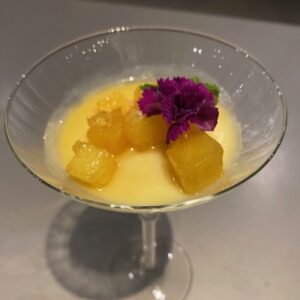 Panna Cotta met lavendel en compote van ananas