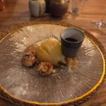 Gepocheerde peer met gemberijs, karamelsaus, karamelkoekje en warme chocoladesaus