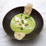 Erwtencrèmesoep met scampi’s, munt en krokantjes van Parmezaanse Kaas