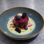 Bosbessen- en bramenmousse, witte chocoladesaus, muntolie