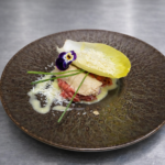 Pittige rundertartaar, mousse van gerookte makreel, raspkaasje