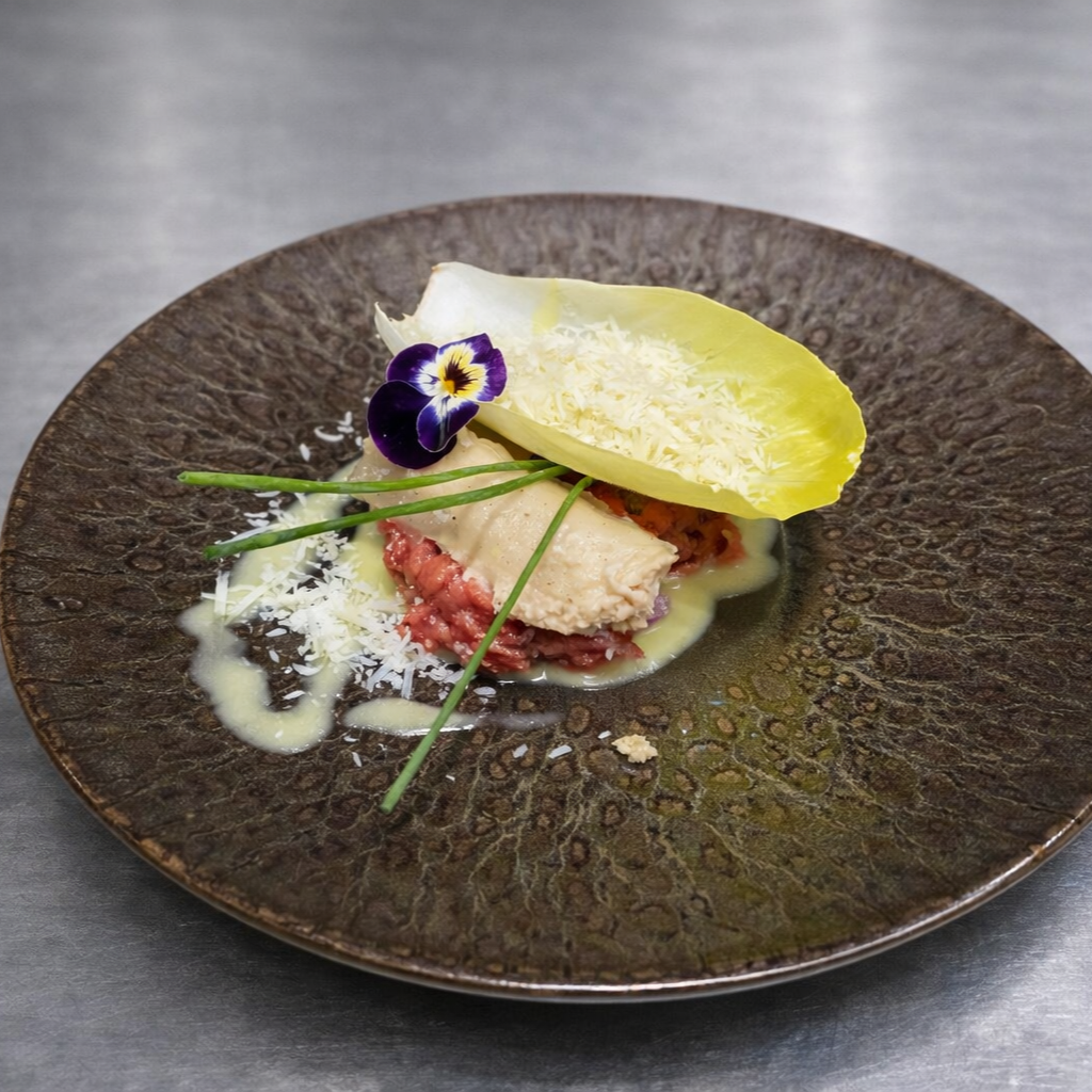Pittige rundertartaar, mousse van gerookte makreel, raspkaasje
