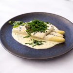 Gepocheerde tarbot met asperges, kaviaar en zilte plantjes